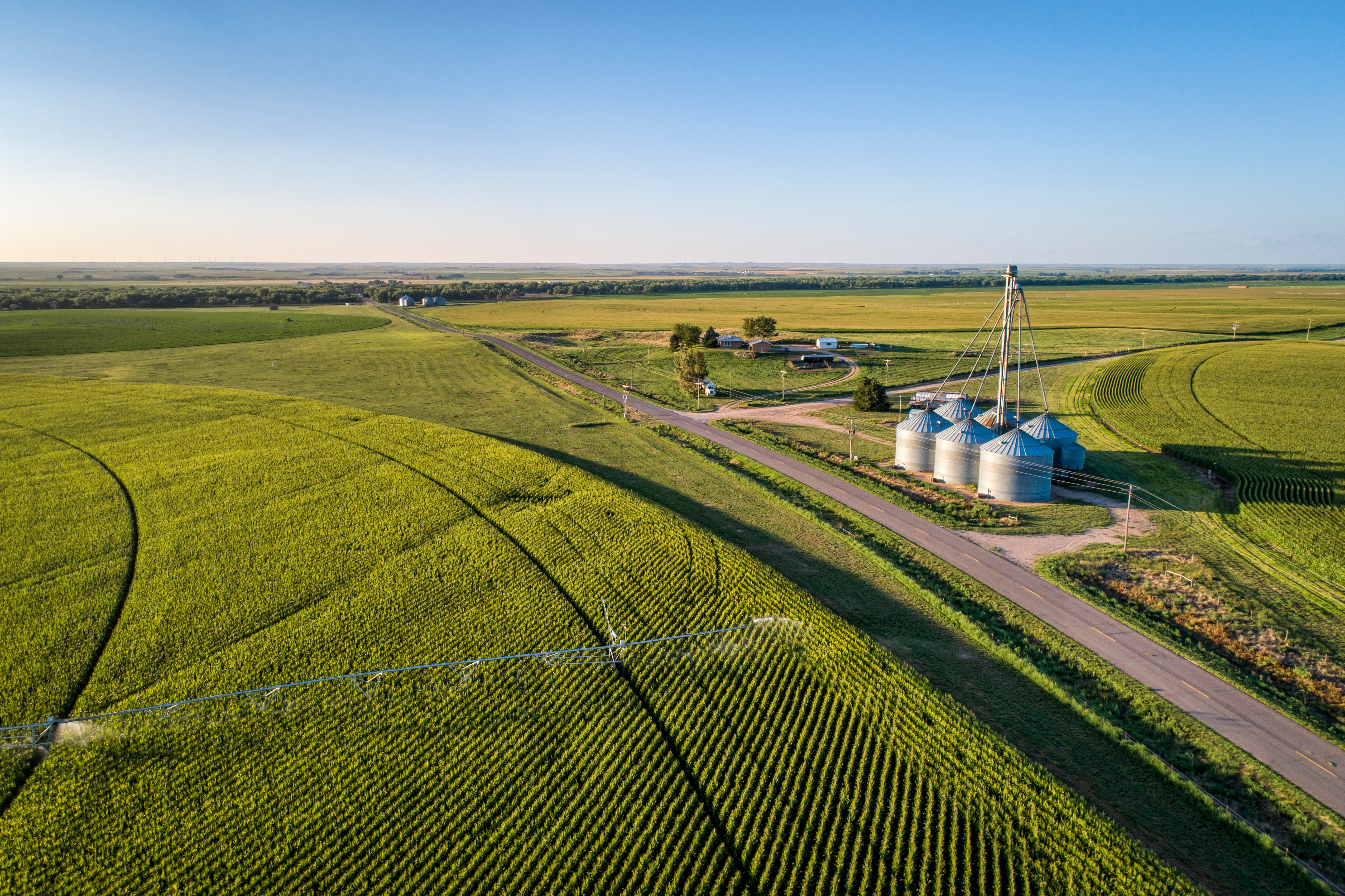 Vista aérea de cultivos, silos e infraestructura de riego de Gravenca